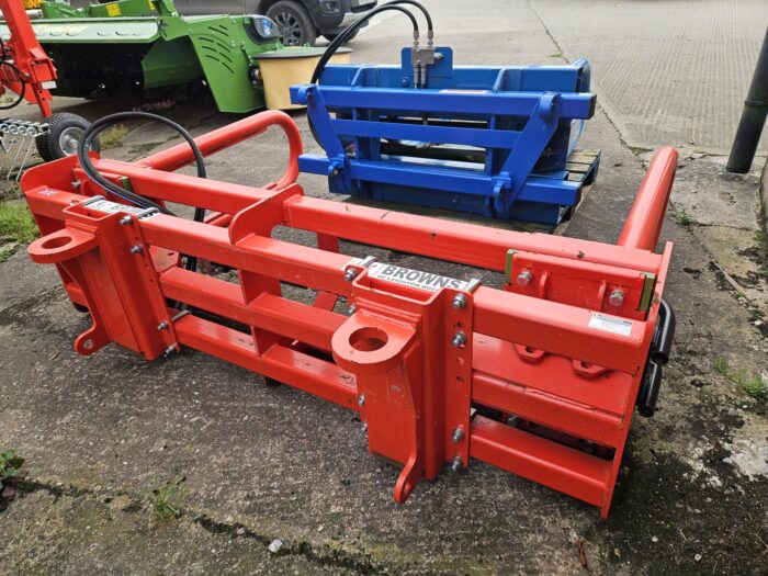 NEW BROWNS UNIVERSAL BALE HANDLER - Image 3