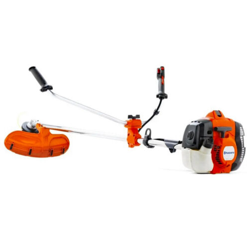 Husqvarna 135R petrol brushcutter with 34.6cc X-Torq® engine, adjustable bullhorn handle, and 47 cm cutting width for heavy-duty garden clearing.