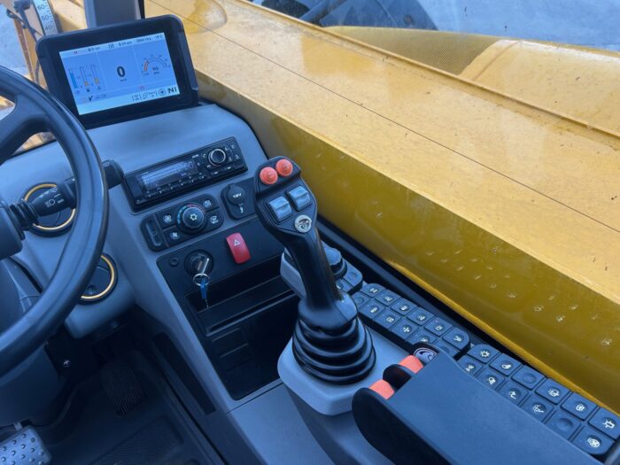 2020 JCB 542-70 AGRI PRO (HOURS: 3844) - Image 6