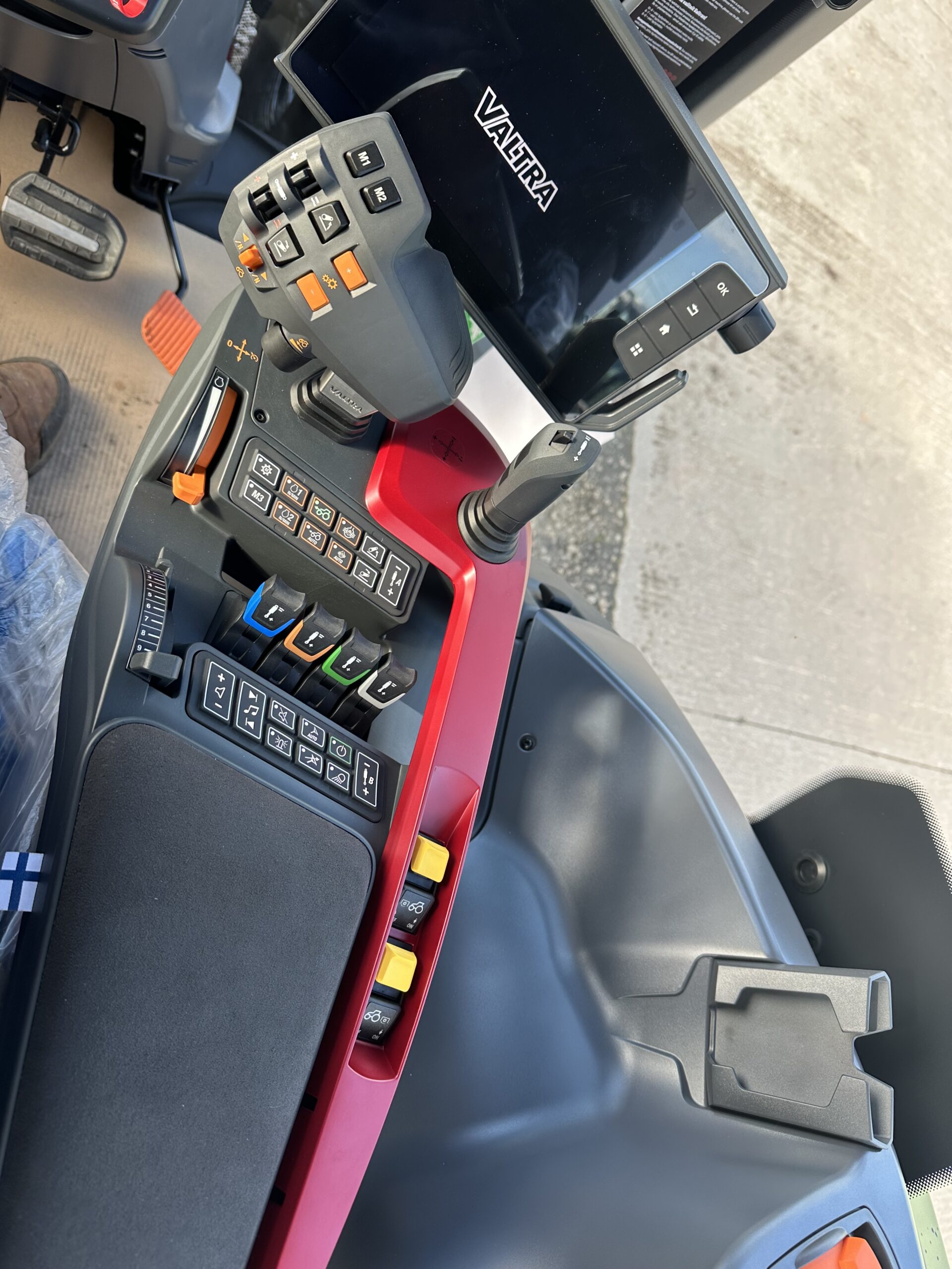 NEW VALTRA Q265 UNLIMITED RUBY RED EDITION - Image 5