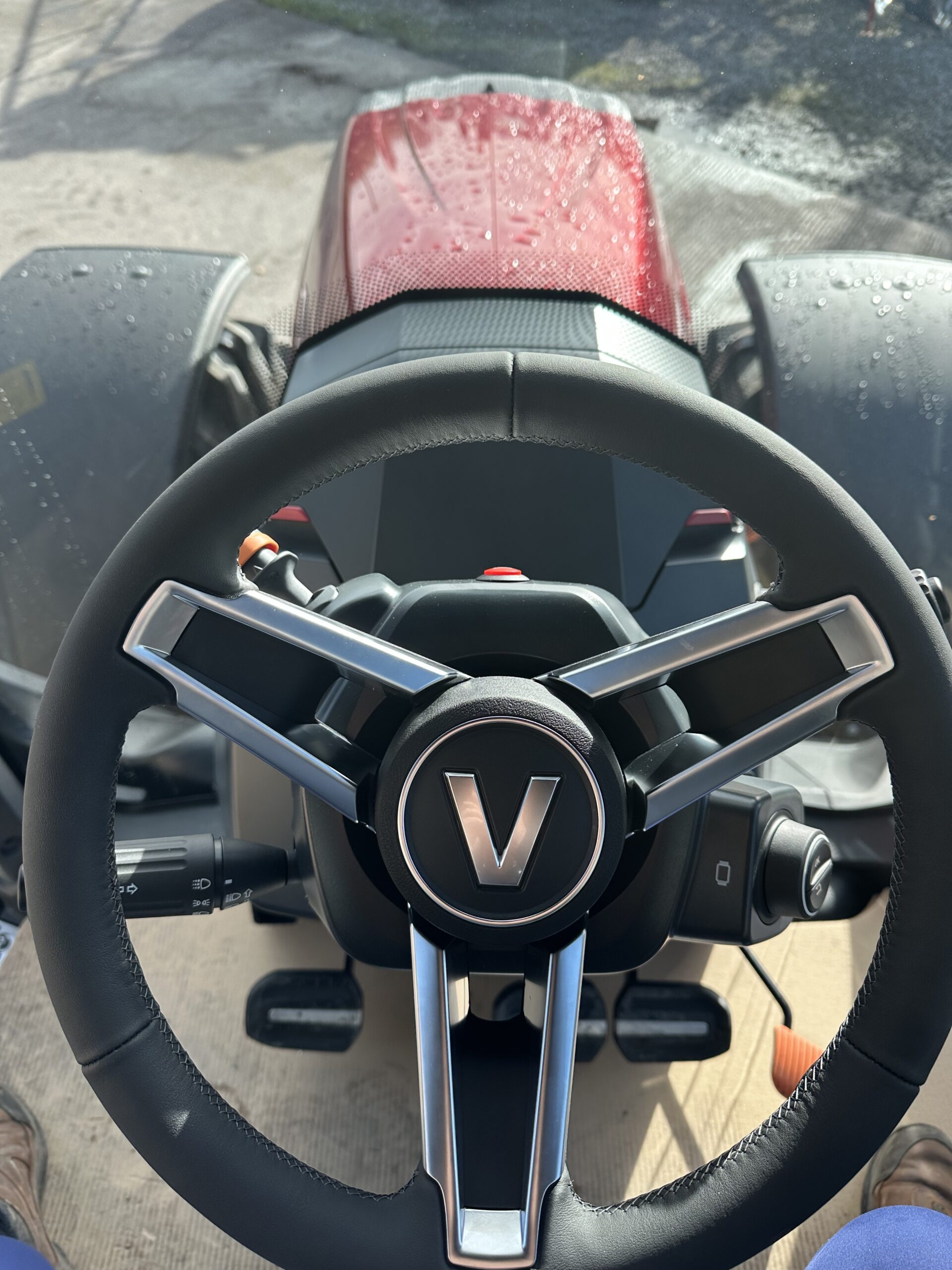 NEW VALTRA Q265 UNLIMITED RUBY RED EDITION - Image 10