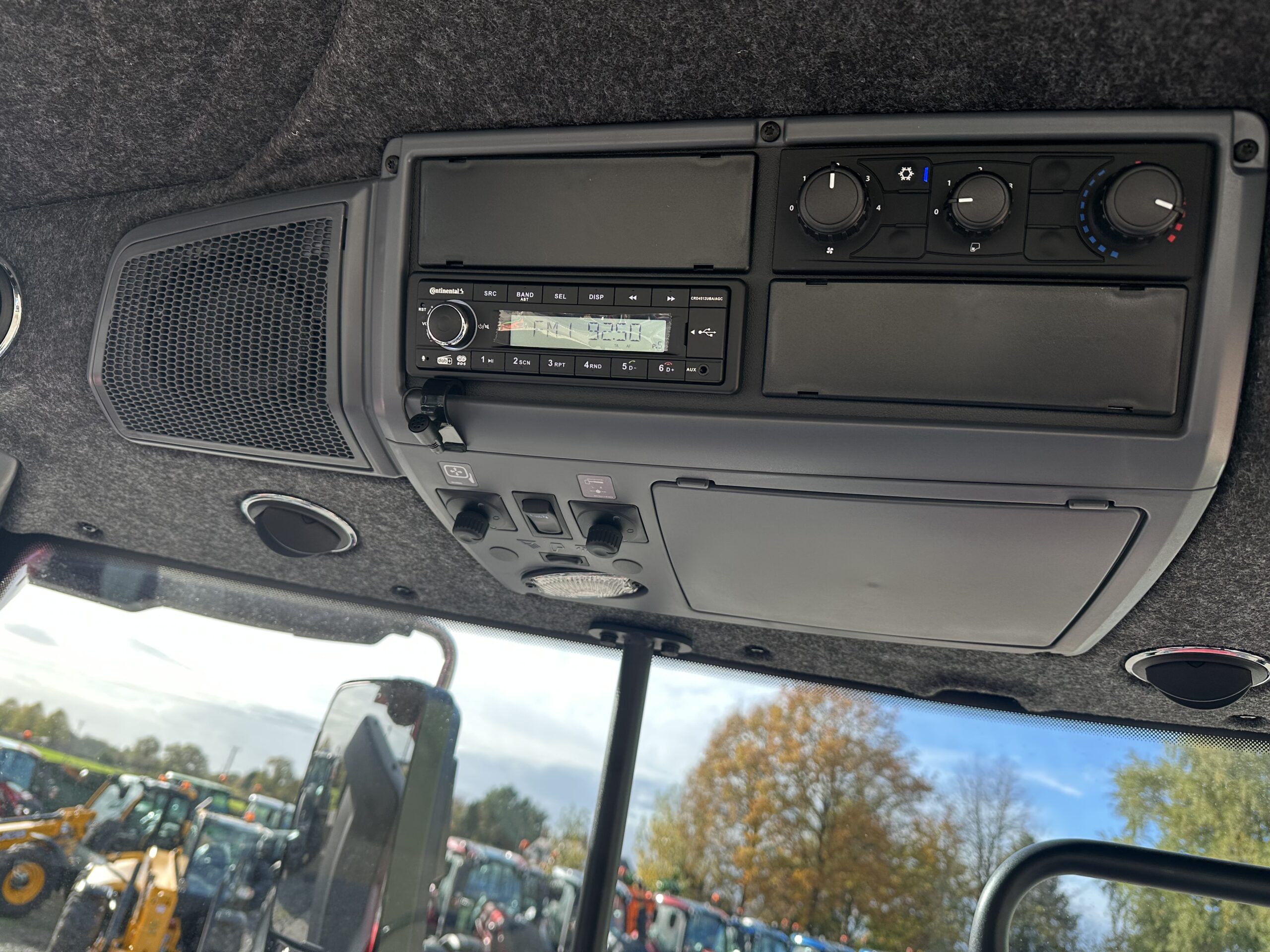 NEW VALTRA Q265 UNLIMITED RUBY RED EDITION - Image 9