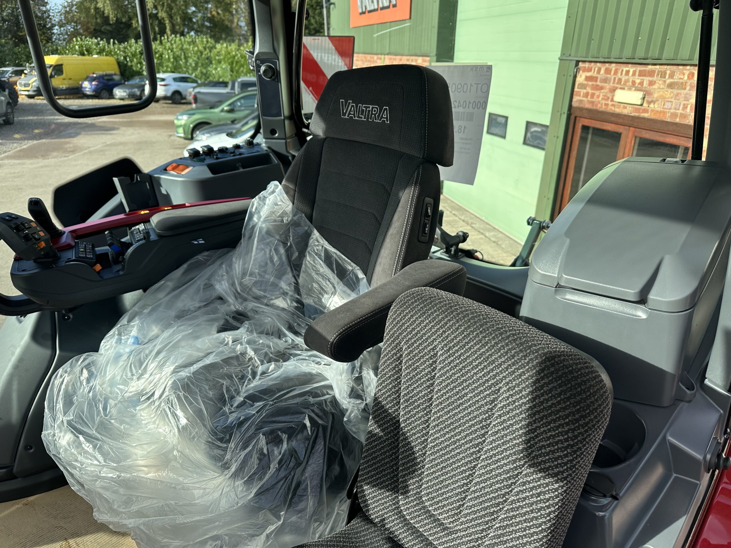 NEW VALTRA Q265 UNLIMITED RUBY RED EDITION - Image 6