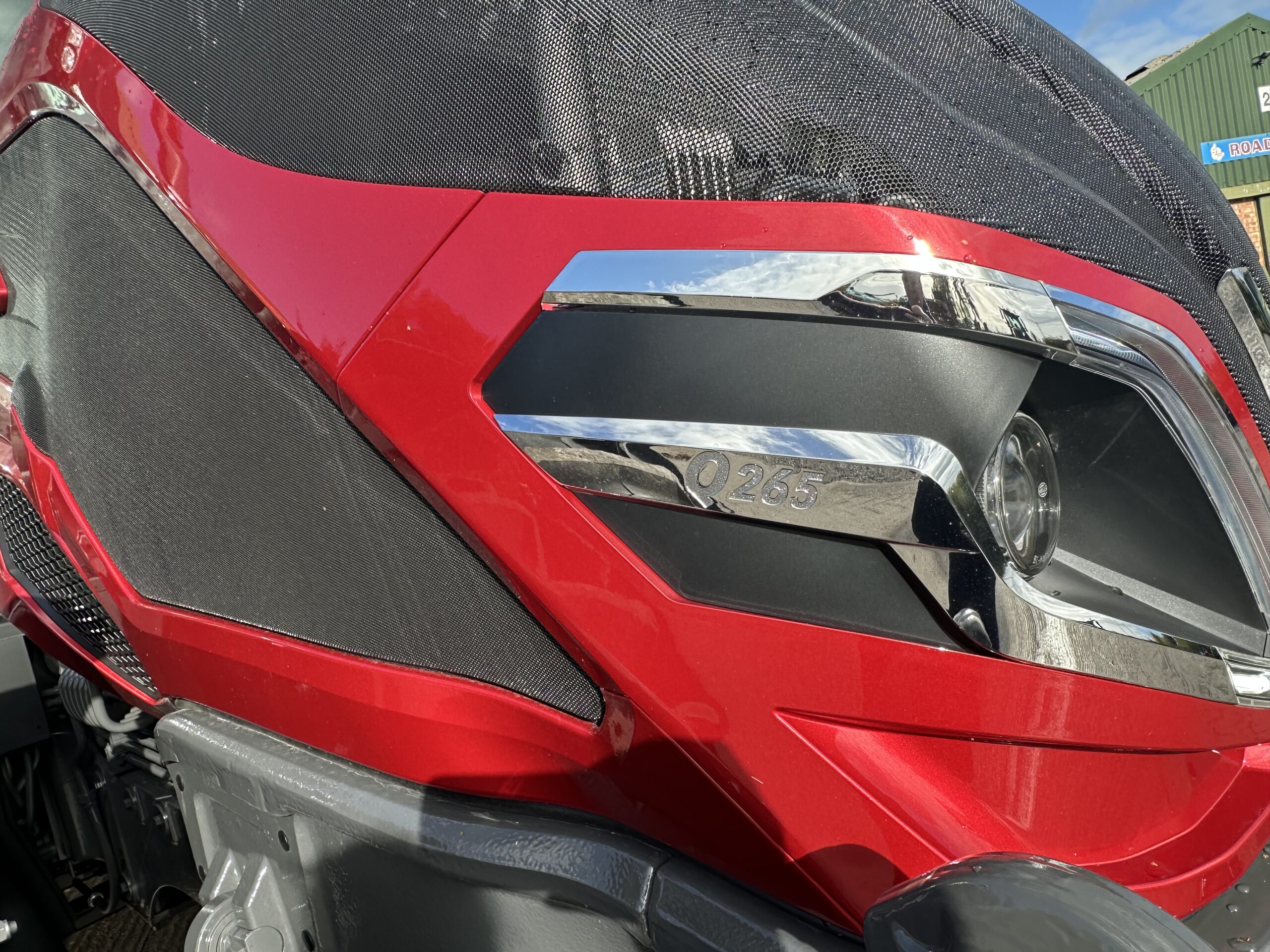 NEW VALTRA Q265 UNLIMITED RUBY RED EDITION - Image 2