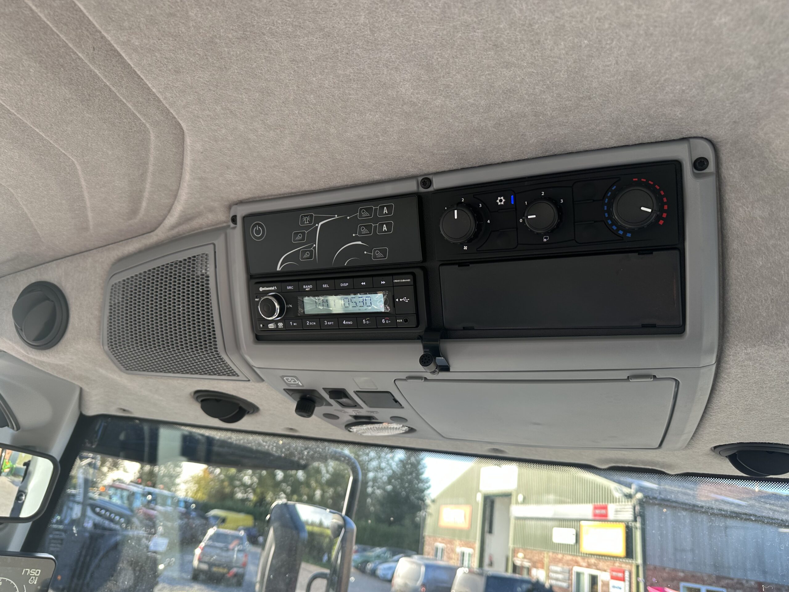 NEW VALTRA T175 ACTIVE METALLIC RED - Image 2