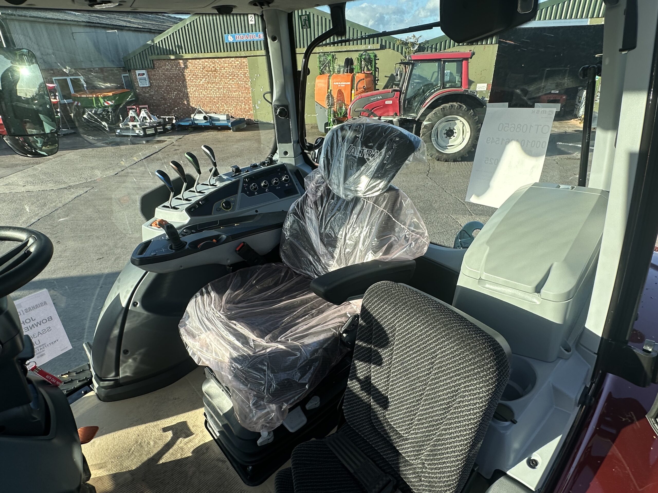 NEW VALTRA T175 ACTIVE METALLIC RED - Image 3