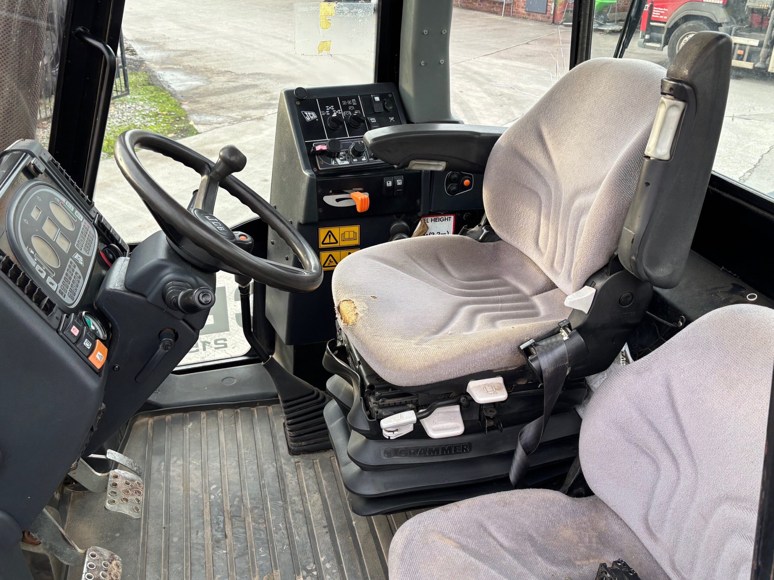 2011 JCB FASTRAC 2155 (HOURS: 10,015) - Image 6